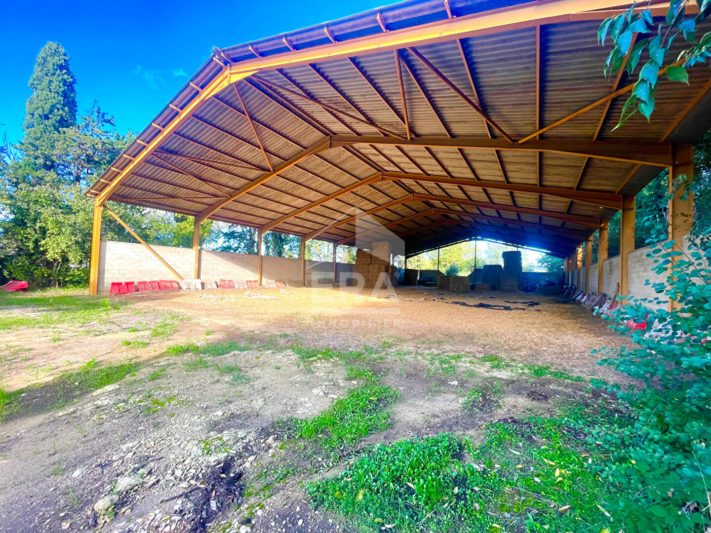 Photo Carpentras, Hangar de 880 m² sur une parcelle de plus de 4 000 m² image 1/4