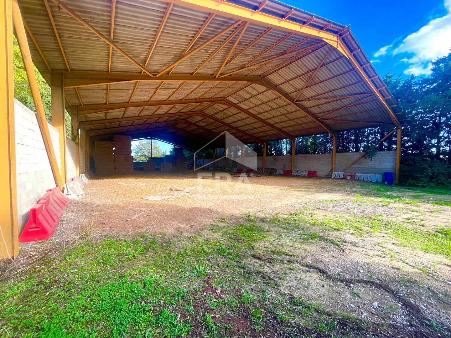 Photo Carpentras, Hangar de 880 m² sur une parcelle de plus de 4 000 m² image 2/4