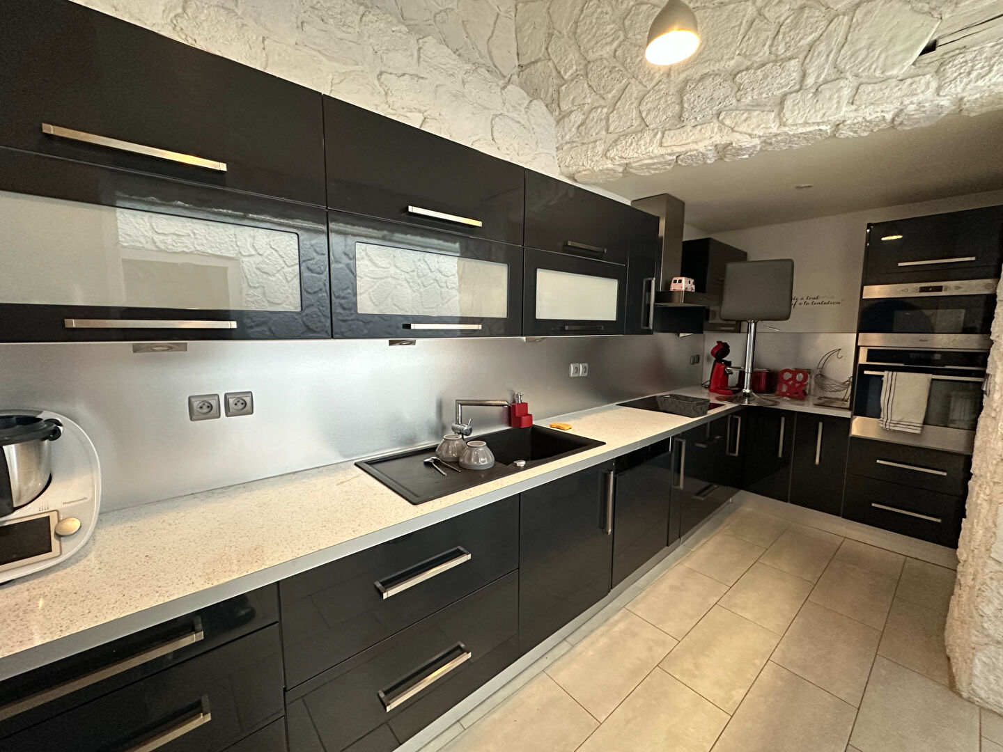 Local commercial avec vitrine sur rue et une maison d'habitation 7 pièces de 228m2