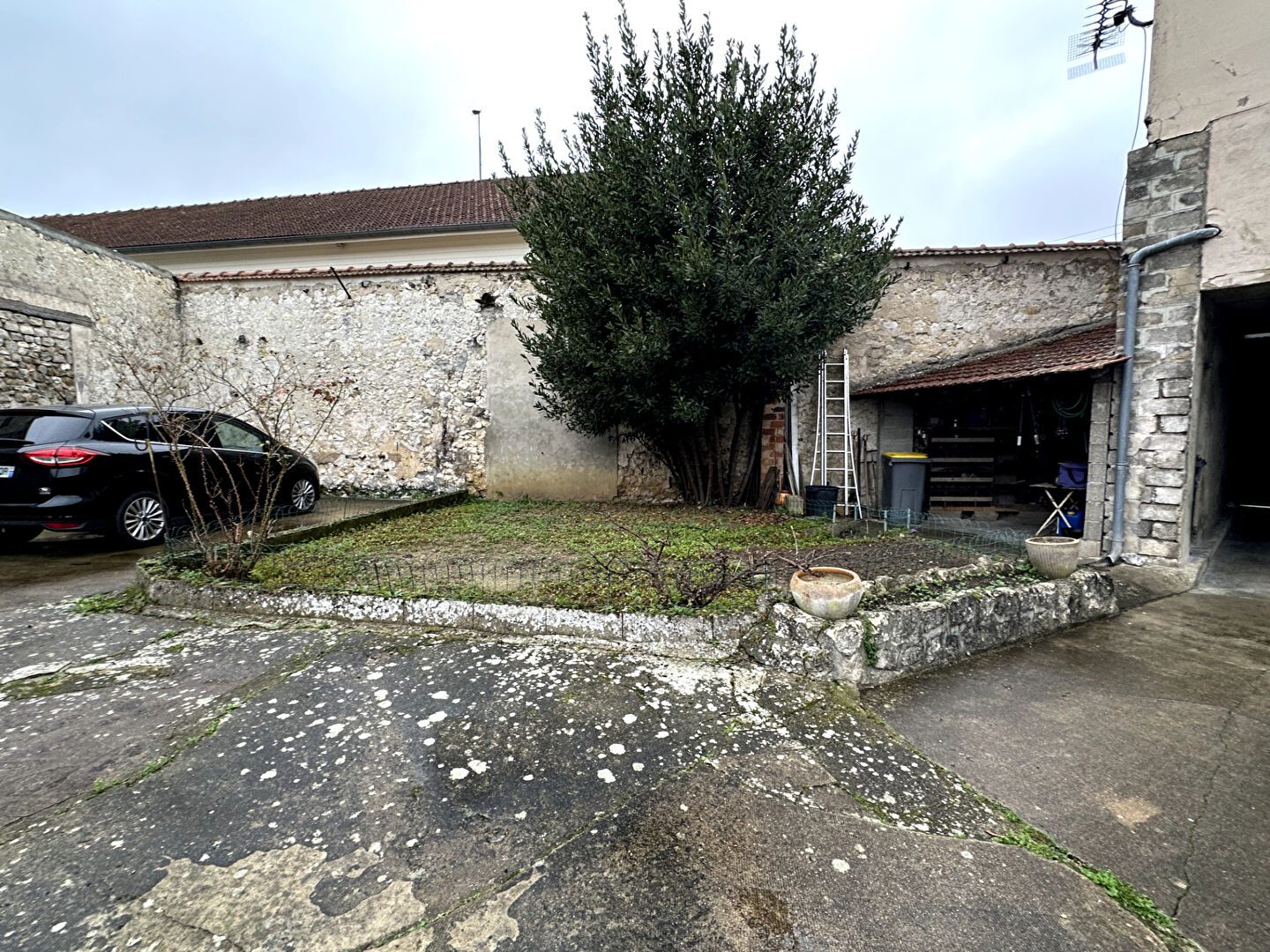 Photo Immeuble Montereau Fault Yonne 9 pièce(s) 9 m2 image 3/6