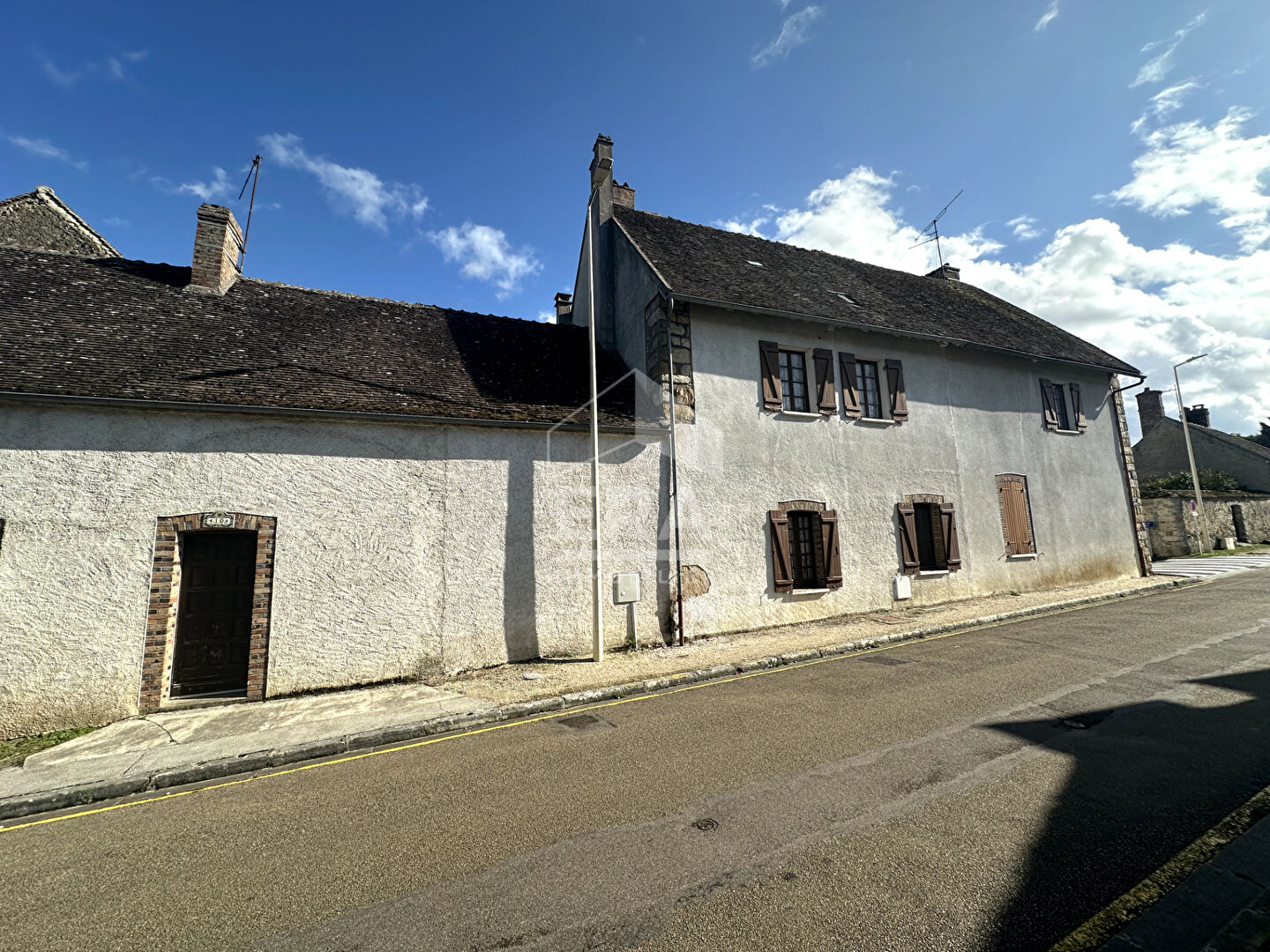 Bâtisse du 19ème siècle avec dépendances à Chaumont