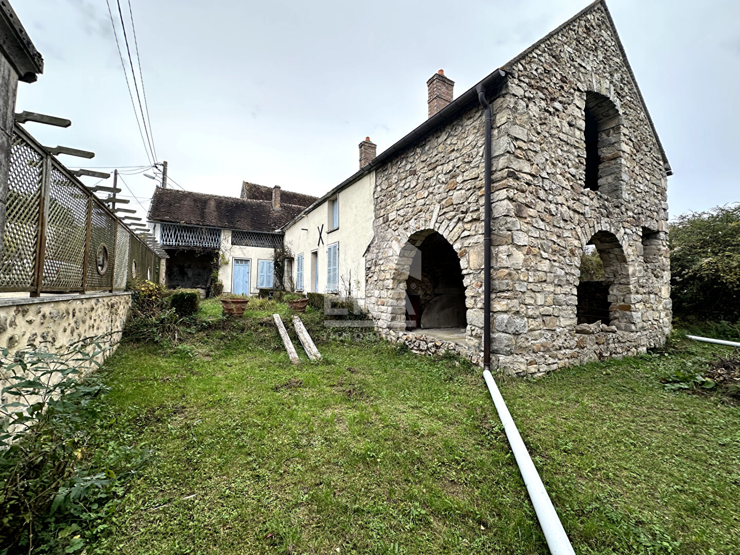 Maison à rénover avec dépendances Voulx