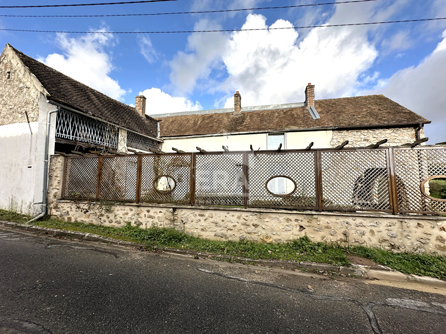 Maison à rénover avec dépendances Voulx