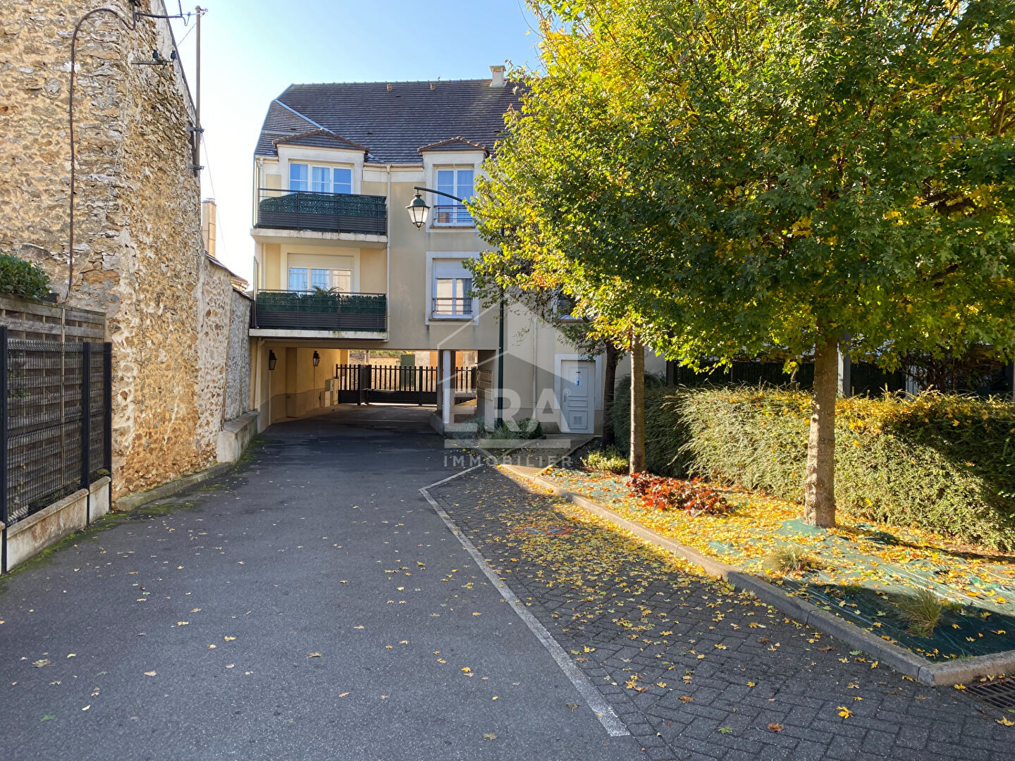 COUBERT - Centre-ville - Parking aérien