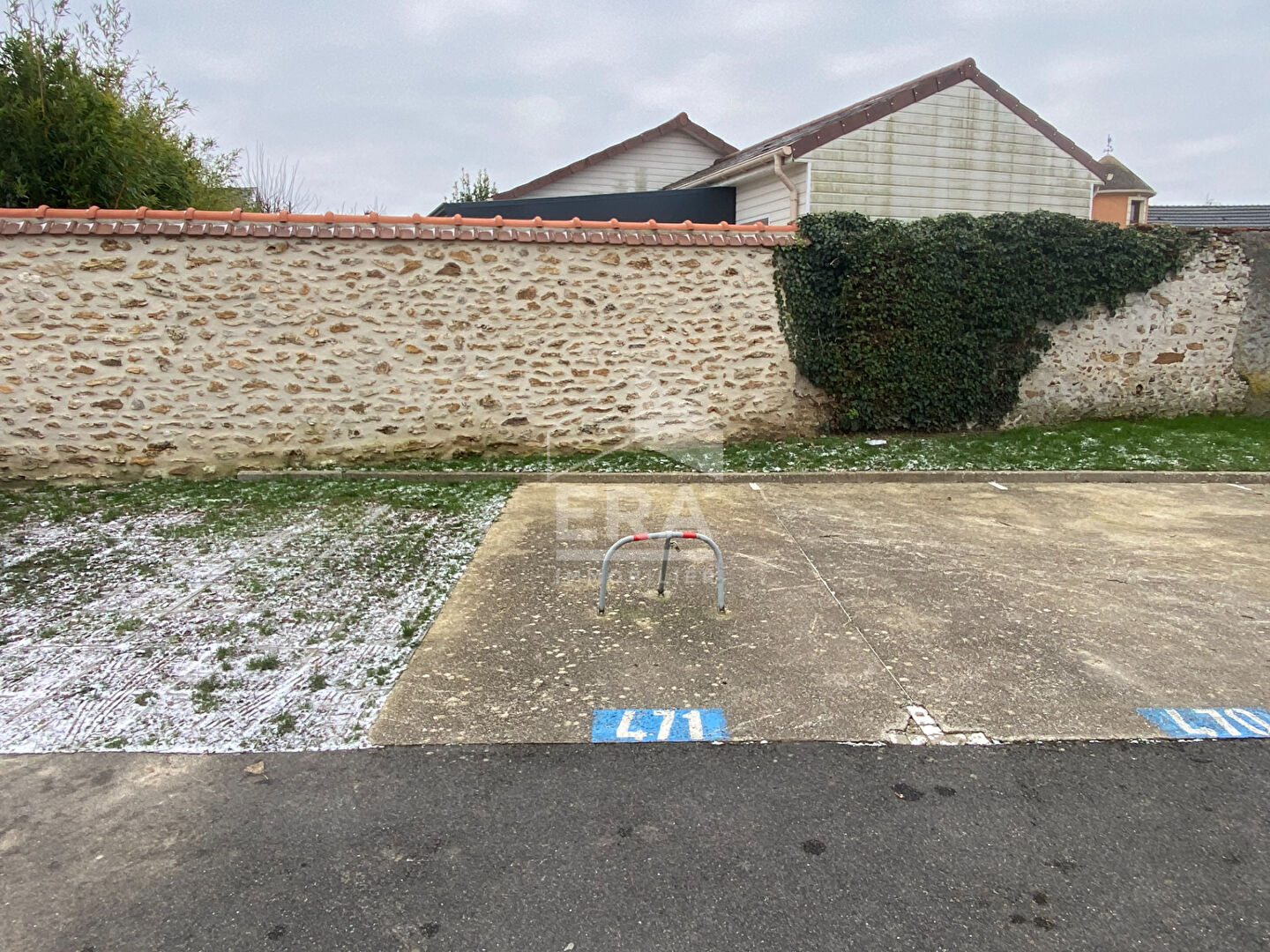 Photo COUBERT - Centre-ville - Parking aérien image 2/2