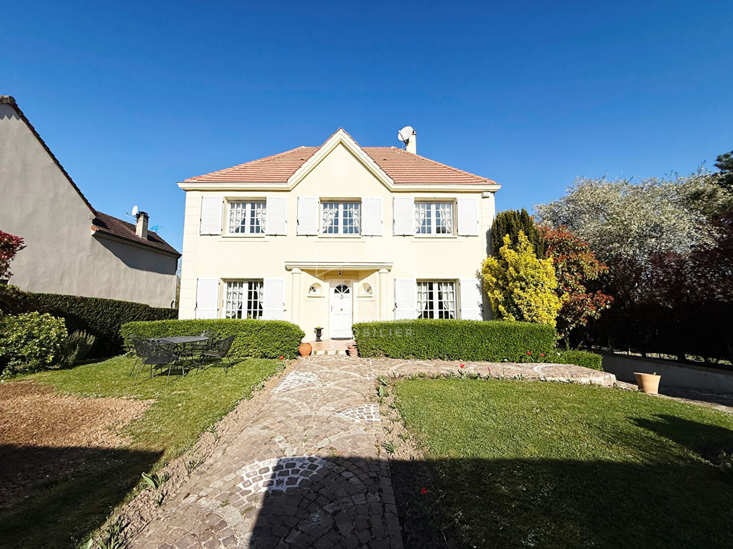 Villa - Périgny-Sur-Yerres - 5 chambres - sous-sol total.