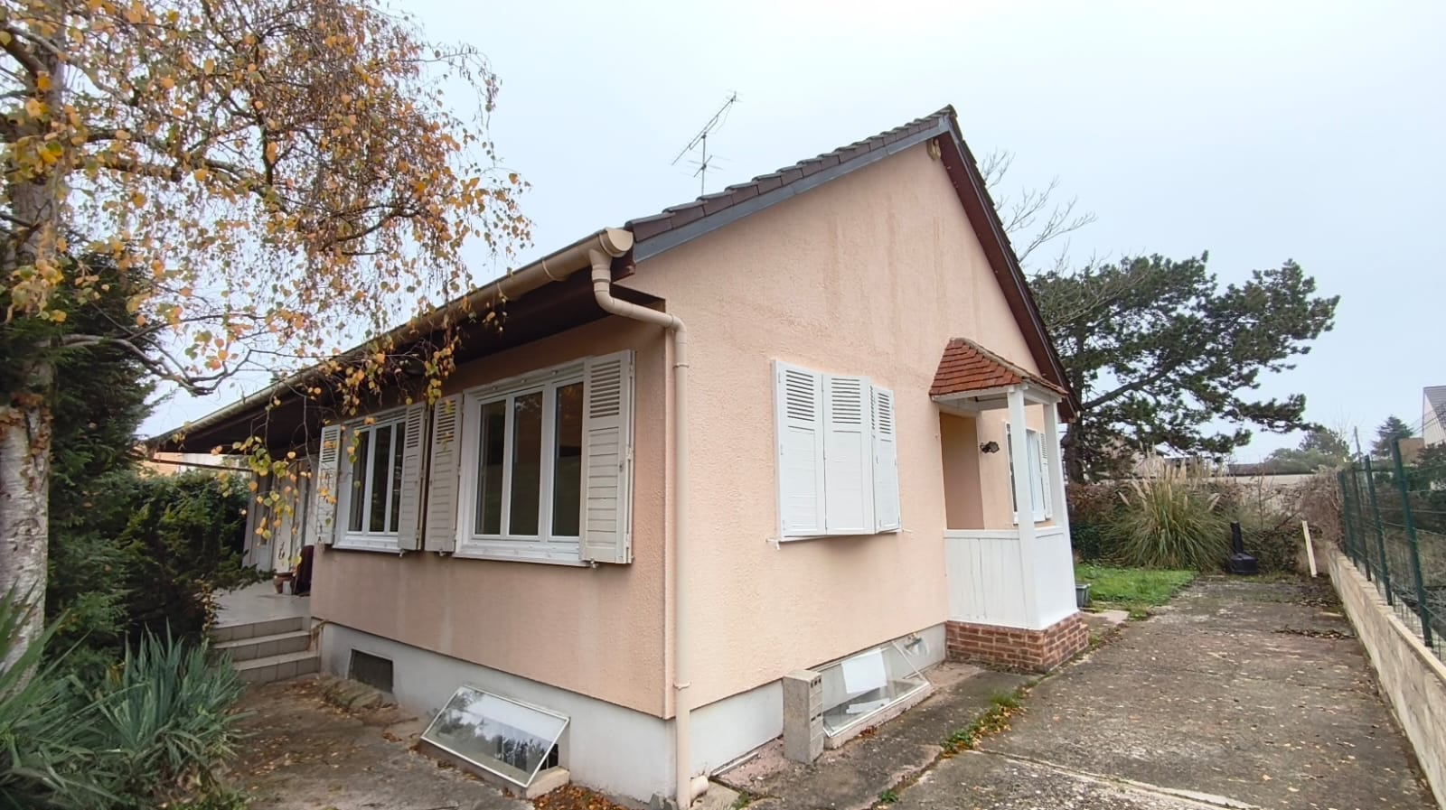 Maison de plain-pied à vendre 3 chambres avec sous-sol et jardin de 400 m²