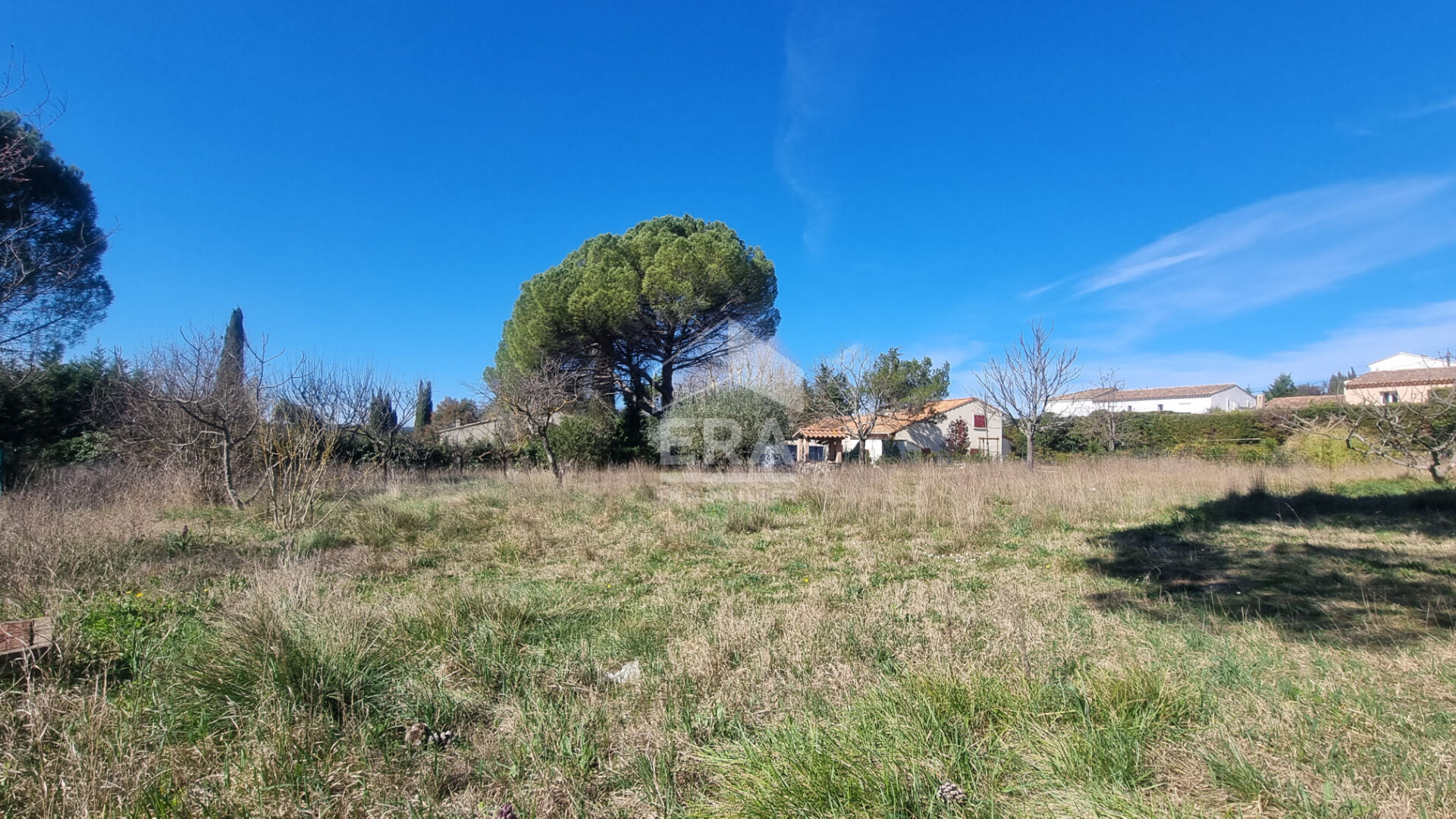 EGUILLES : Terrain à bâtir de 1413 m² (emprise 15%). Libre constructeur