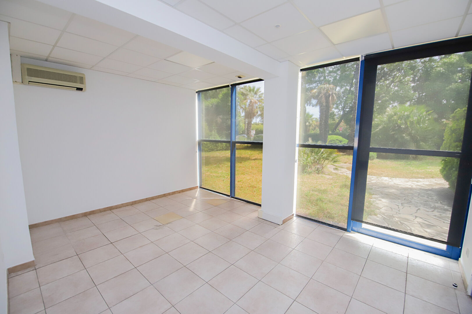 Photo Local commercial - Hyères 221,8 m² image 4/6