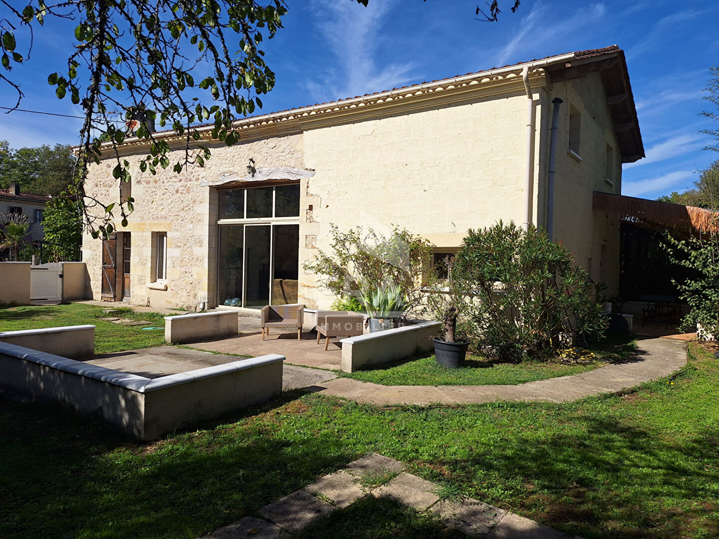 Maison  individuelle en pierre à 8 minutes de Montpon Ménestérol.