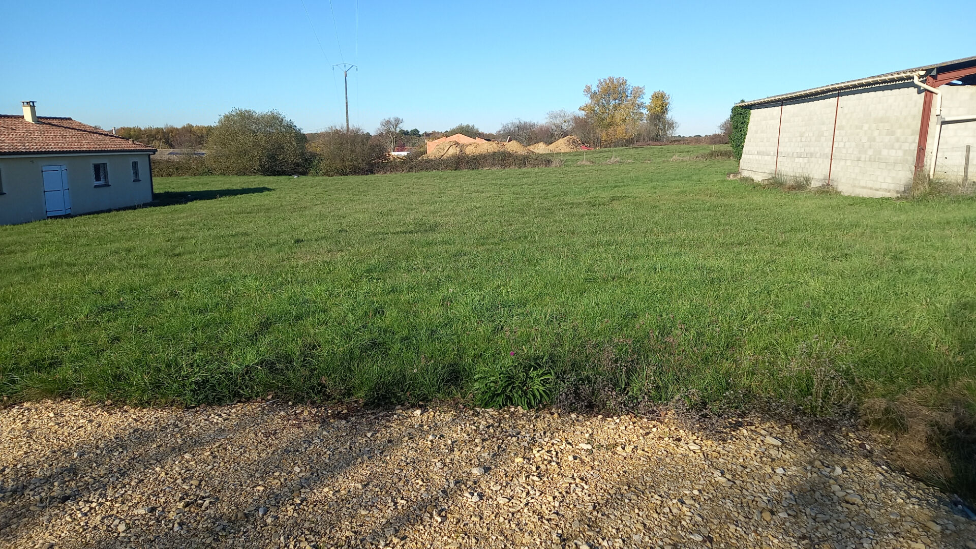 Photo Terrain village à 8 minutes de Montpon Ménestérol de1505 m2. image 1/3