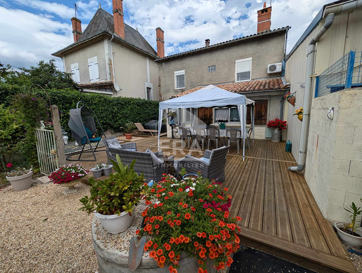 Maison et local commercial à Montpon-Ménestérol 8 pièces