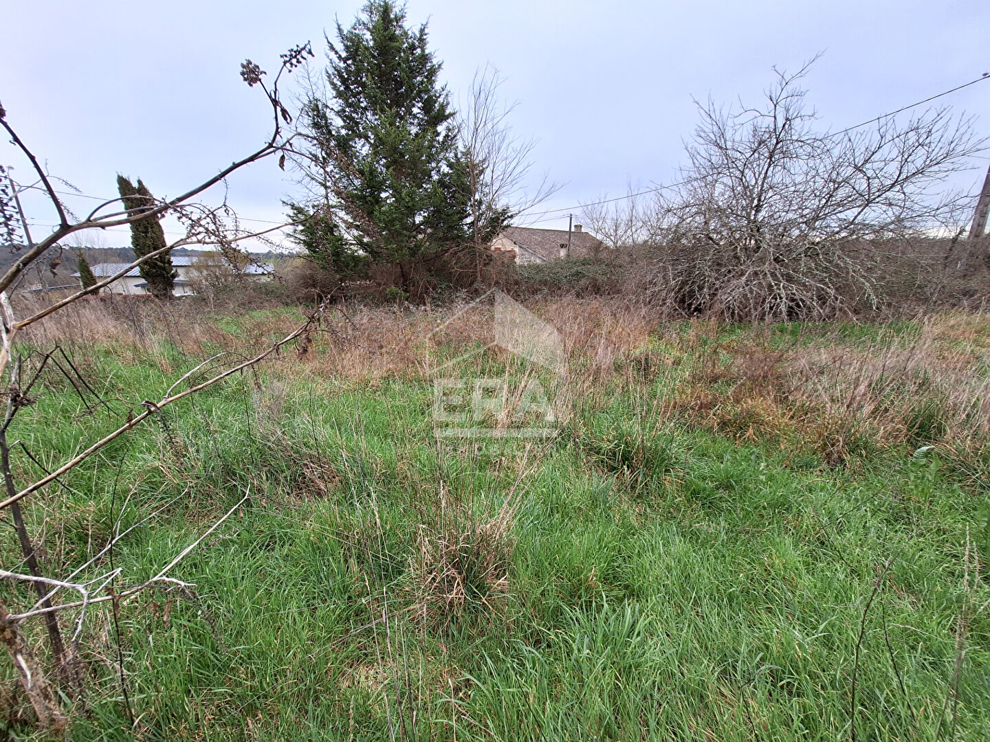 Photo Terrain constructible de 3 490 m² avec piscine. image 3/3