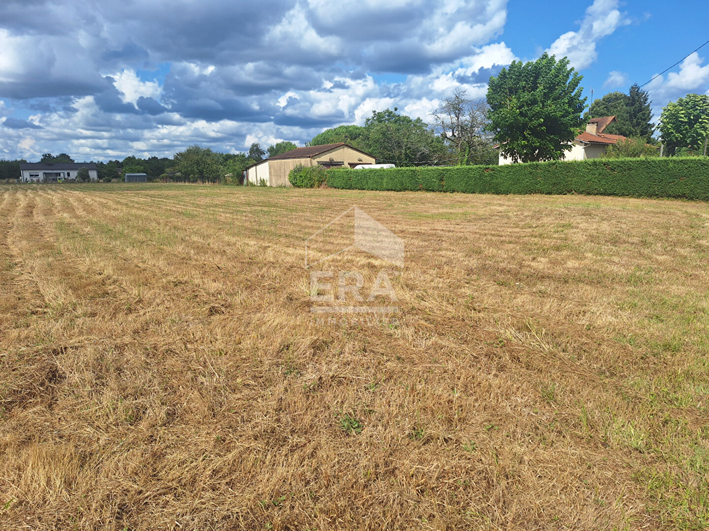 Terrain à 10 minutes de Montpon Ménestérol 2494 m2.
