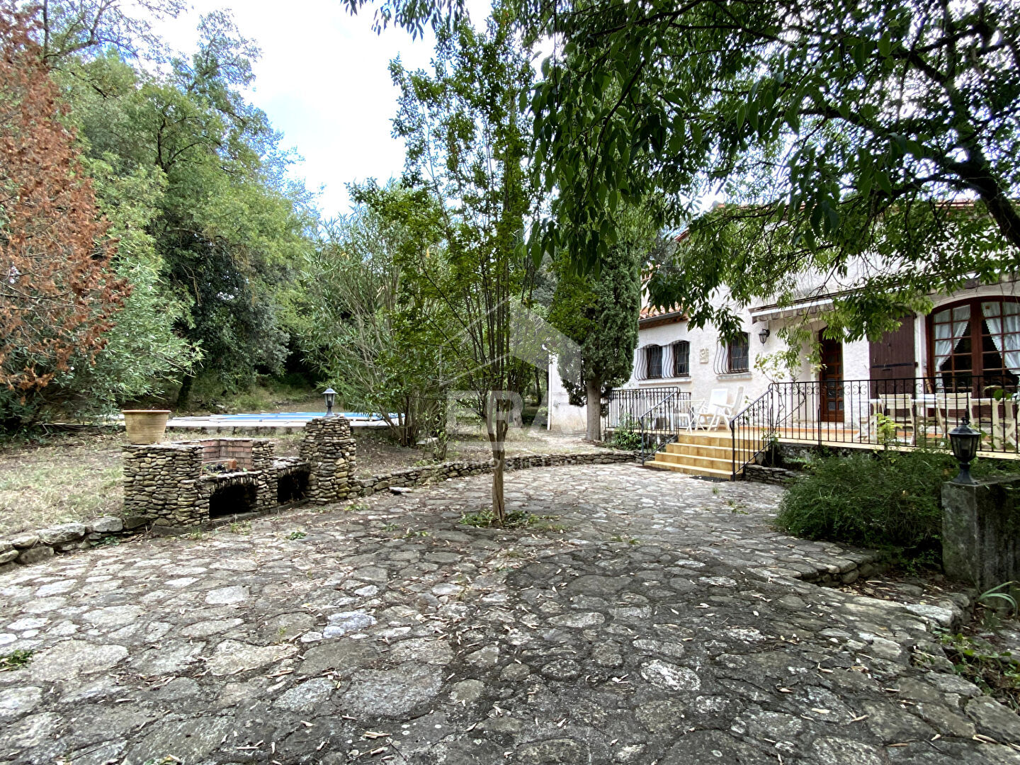 Photo A VENDRE- LES CLUSES - MAISON DE 203m2 - TERRAIN 4800 M2 image 4/6