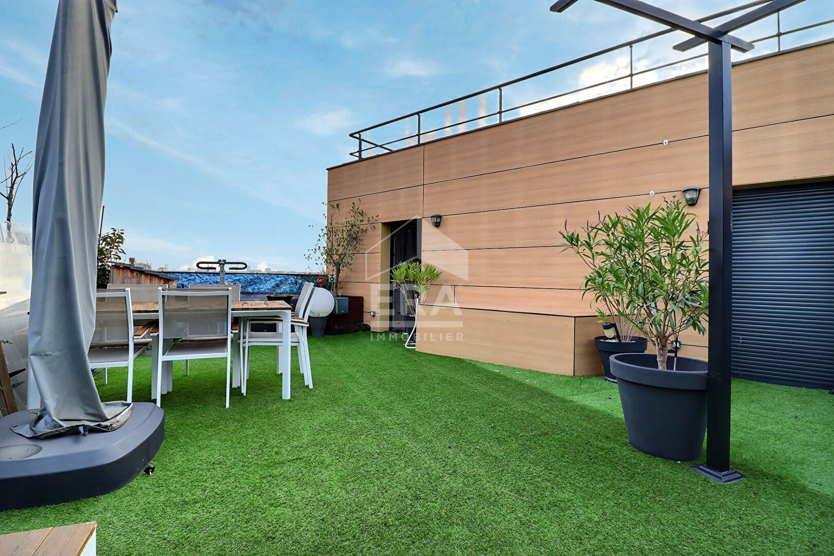 Rare sur le marché : duplex récent avec 70 m² d'extérieurs et vue La Défense / Tour Eiffel