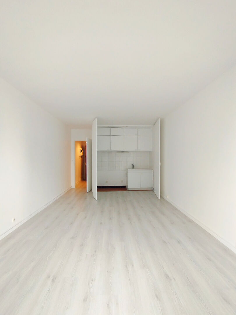 Photo CONTACT DIRECTEMENT PAR MAIL** Appartement Paris 1 pièce(s) 29.69 m2 - VIDE image 4/6