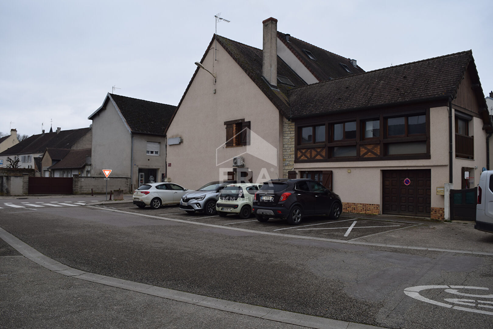 Immeuble de rapport, Chaussin 8 pièce(s) 149 m2 + garage + parking + terrasse privée