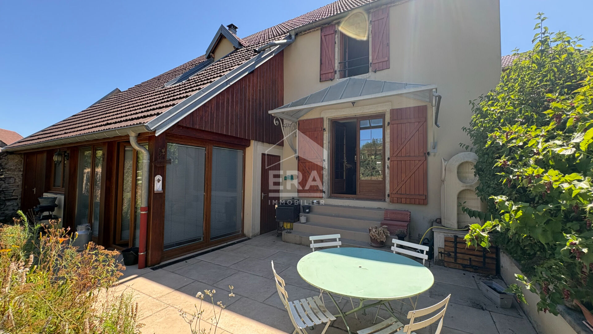 AUTHUME . Maison de caractère de 143 m² avec jardin et dépendance.