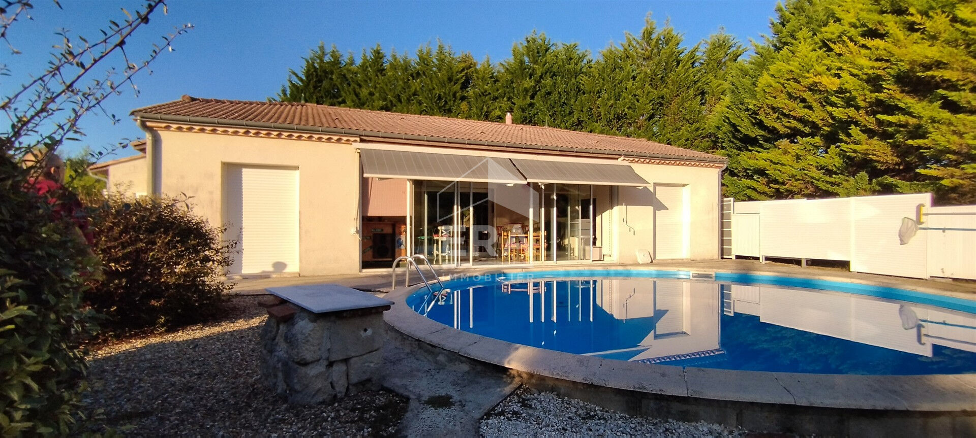 MAISON CONTEMPORAINE AVEC PISCINE ET DEPENDANCES