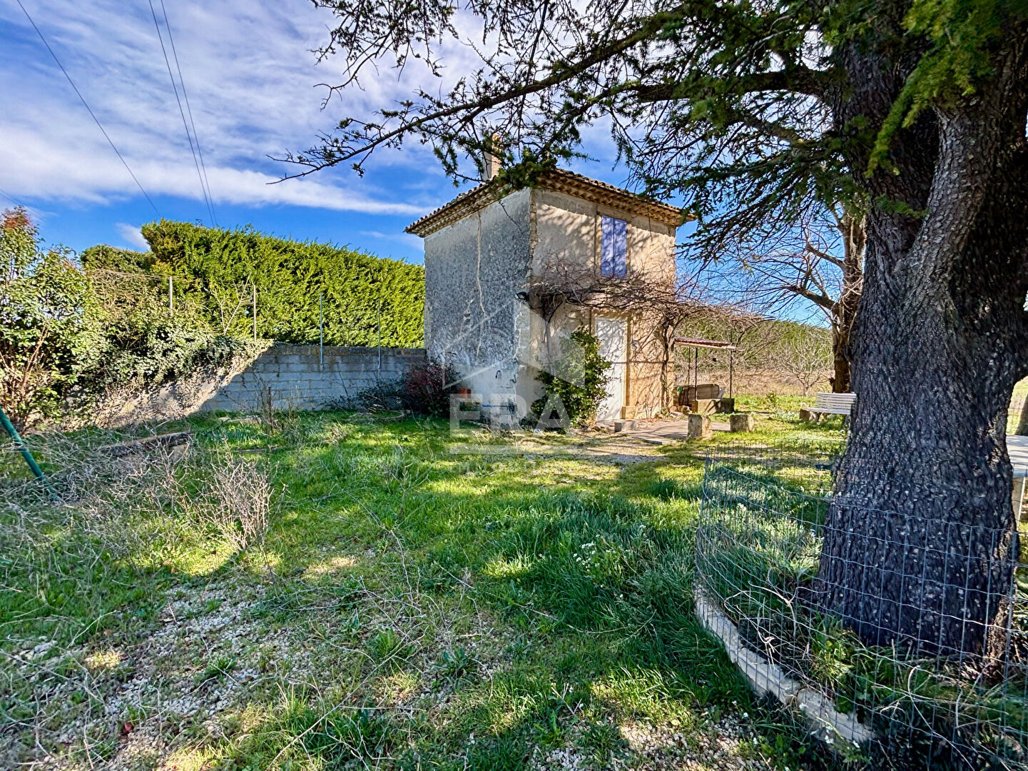 À VENDRE - 84120 PERTUIS - CABANON AVEC TERRAIN ATTENANT