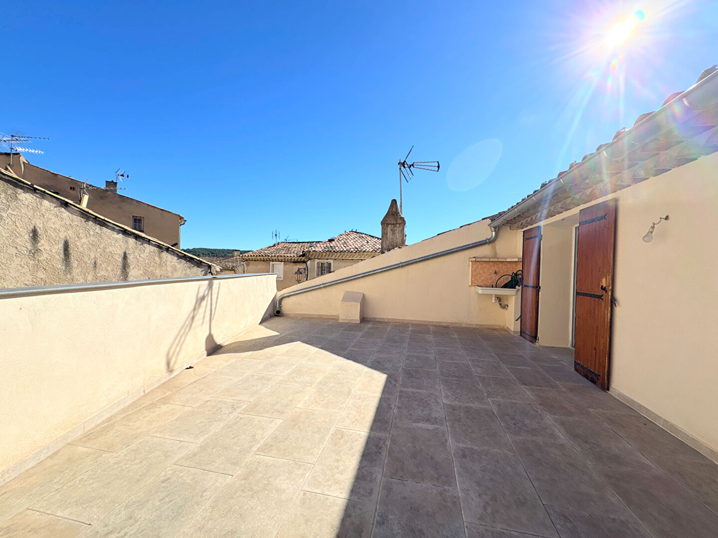 Photo A VENDRE EXCLUSVITE LA TOUR D'AIGUES 84240 MAISON DE VILLAGE TYPE 3 PIECES AVEC TERRASSE ET CAVE image 2/6