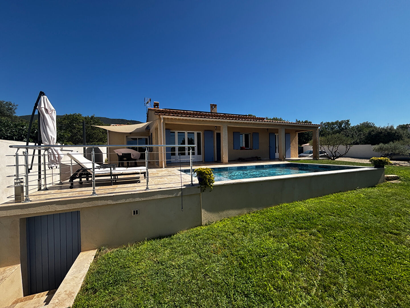 Photo A VENDRE EXCLUSIVITE 84160 CUCURON MAISON PLAIN PIED TYPE 5 PIECES D'ENVIRON 121M² AVEC JARDIN, PISCINE, GARAGE ET CAVE. image 1/6