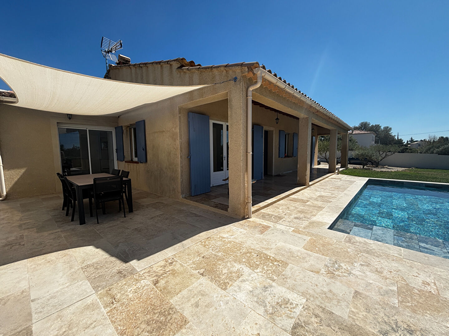 Photo A VENDRE EXCLUSIVITE 84160 CUCURON MAISON PLAIN PIED TYPE 5 PIECES D'ENVIRON 121M² AVEC JARDIN, PISCINE, GARAGE ET CAVE. image 2/6