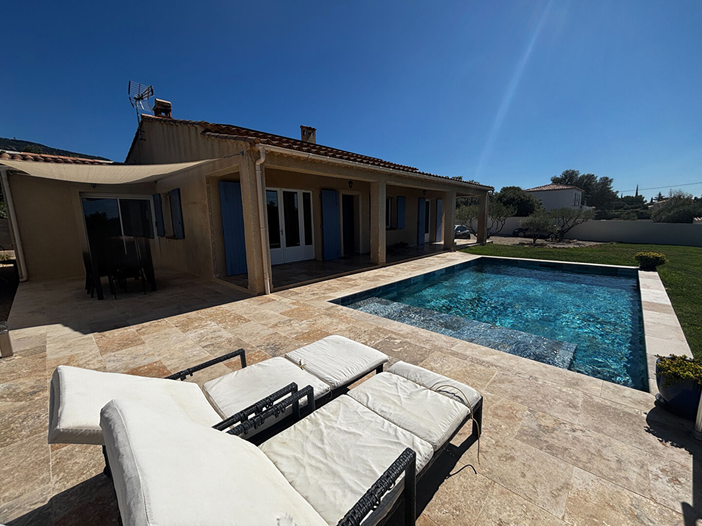 Photo A VENDRE EXCLUSIVITE 84160 CUCURON MAISON PLAIN PIED TYPE 5 PIECES D'ENVIRON 121M² AVEC JARDIN, PISCINE, GARAGE ET CAVE. image 3/6