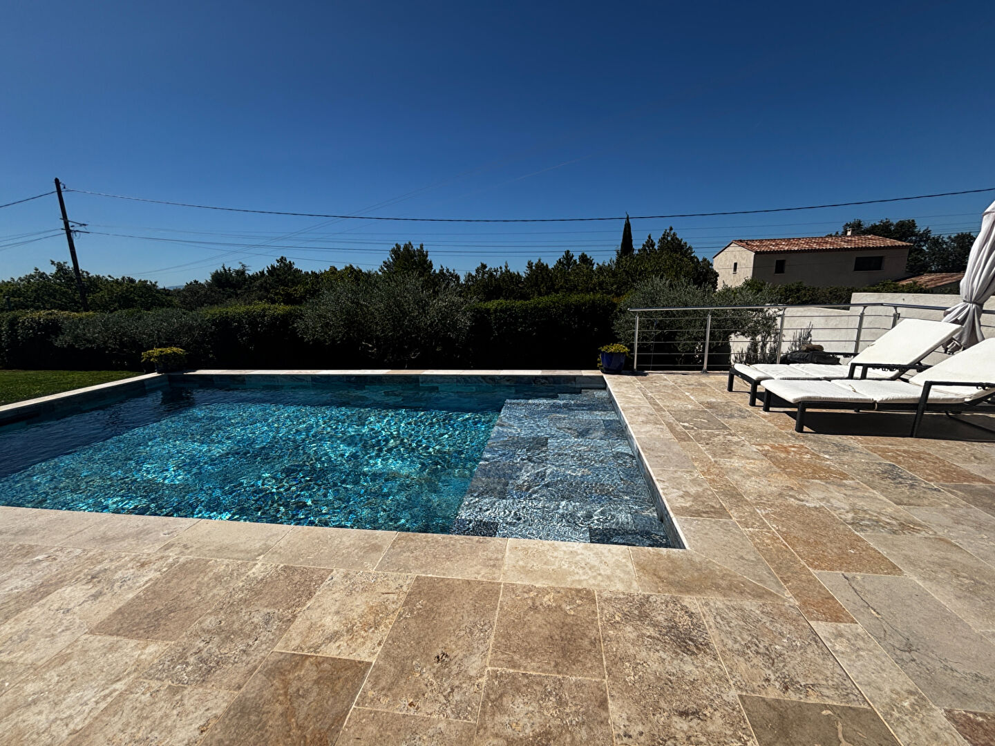 Photo A VENDRE EXCLUSIVITE 84160 CUCURON MAISON PLAIN PIED TYPE 5 PIECES D'ENVIRON 121M² AVEC JARDIN, PISCINE, GARAGE ET CAVE. image 4/6