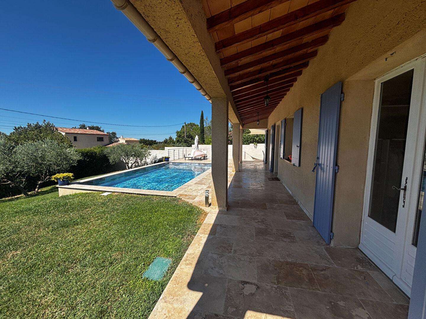 Photo A VENDRE EXCLUSIVITE 84160 CUCURON MAISON PLAIN PIED TYPE 5 PIECES D'ENVIRON 121M² AVEC JARDIN, PISCINE, GARAGE ET CAVE. image 5/6