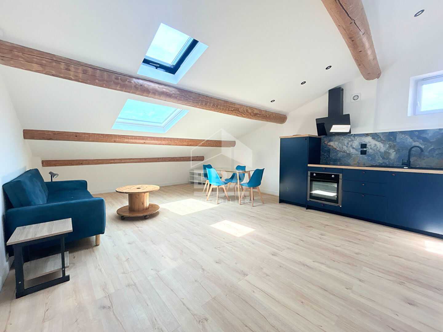 Photo A LOUER 84240 LA TOUR D'AIGUES CENTRE VILLE APPARTEMENT MEUBLE TYPE 2 PIECES AVEC CAVE image 1/5