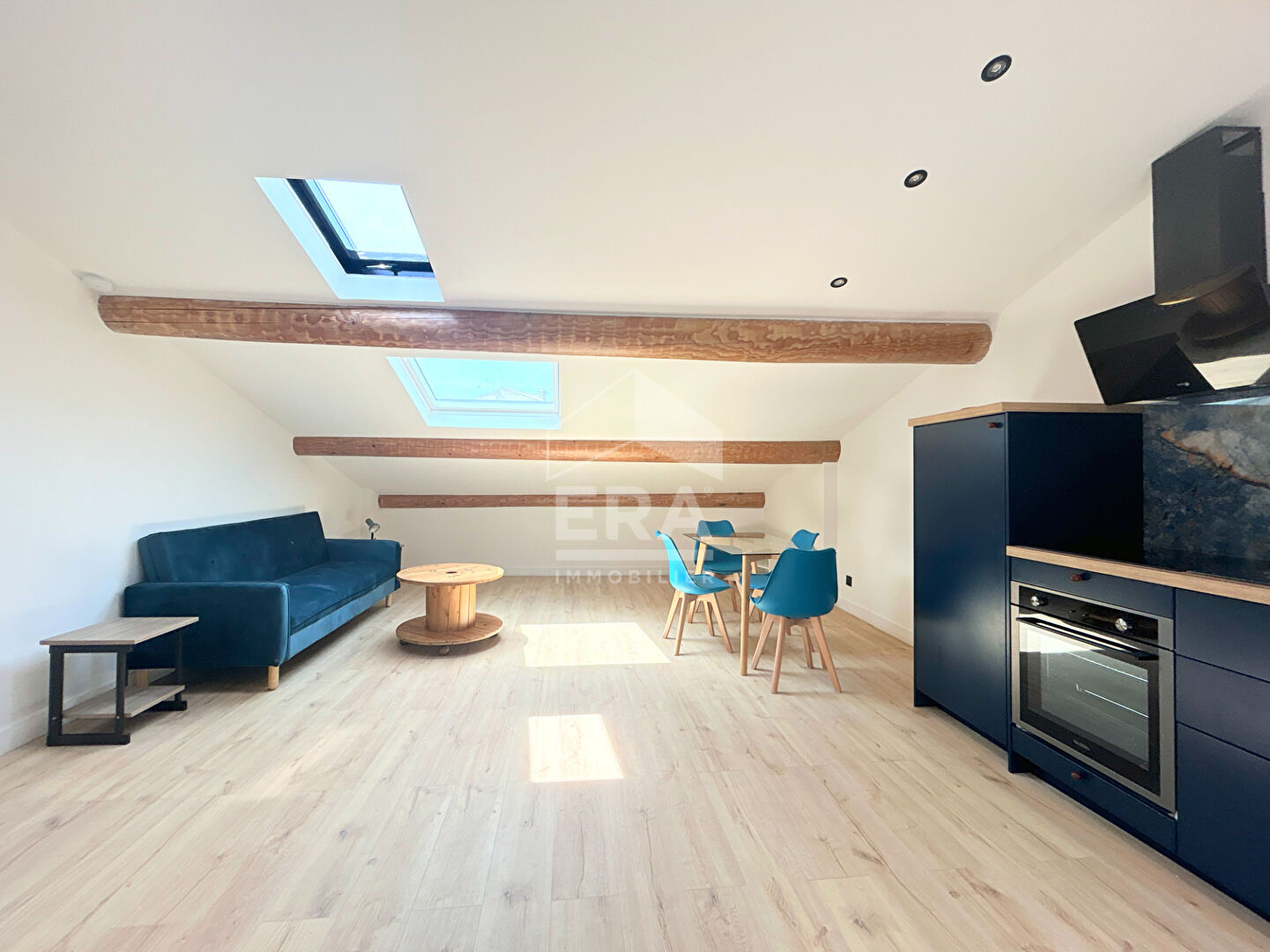 Photo A LOUER 84240 LA TOUR D'AIGUES CENTRE VILLE APPARTEMENT MEUBLE TYPE 2 PIECES AVEC CAVE image 2/5