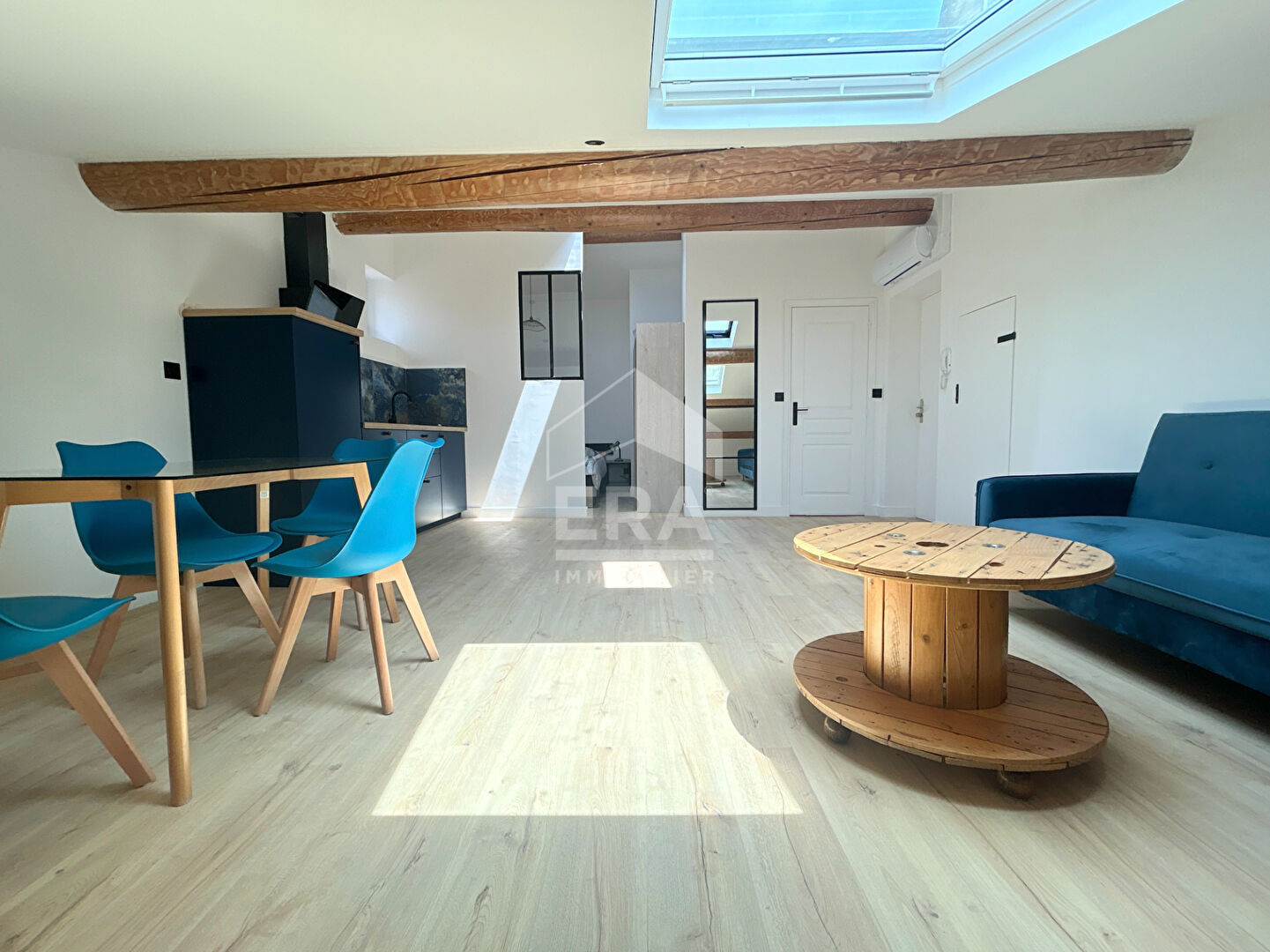 Photo A LOUER 84240 LA TOUR D'AIGUES CENTRE VILLE APPARTEMENT MEUBLE TYPE 2 PIECES AVEC CAVE image 3/5