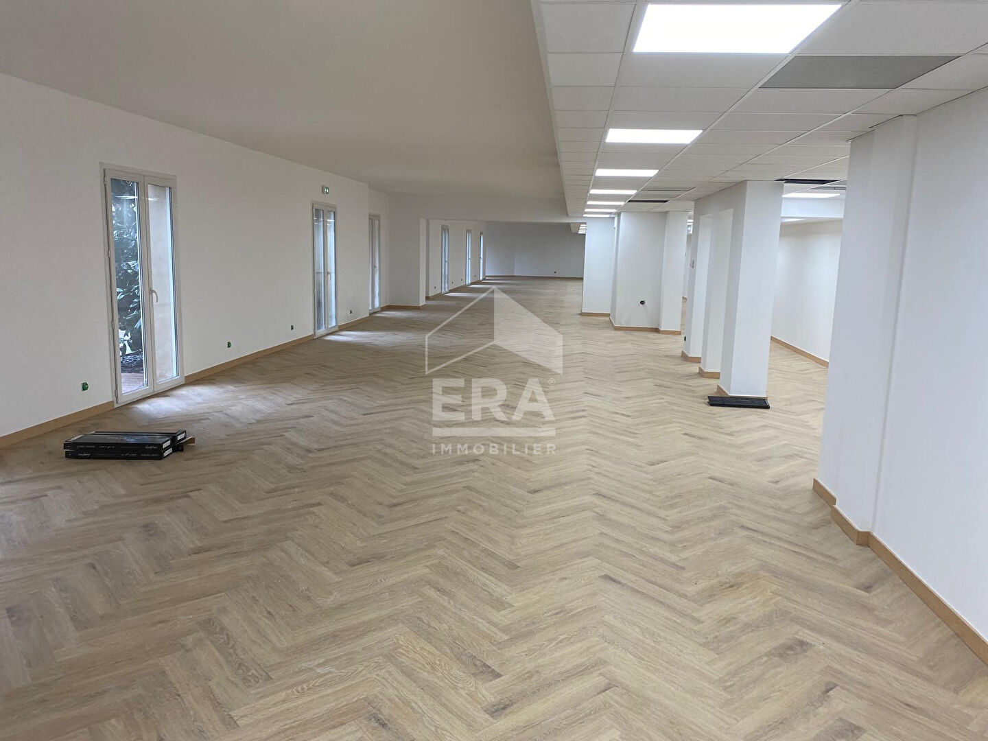 A LOUER 84120 PERTUIS ZAC SAINT MARTIN LOCAL DE 50 A 300M² AVEC PARKING
