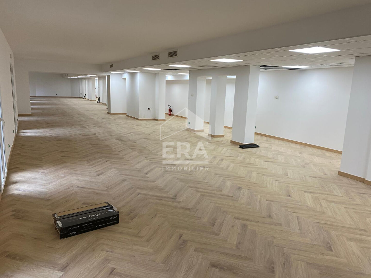Photo A LOUER 84120 PERTUIS ZAC SAINT MARTIN LOCAL DE 50 A 300M² AVEC PARKING image 2/3