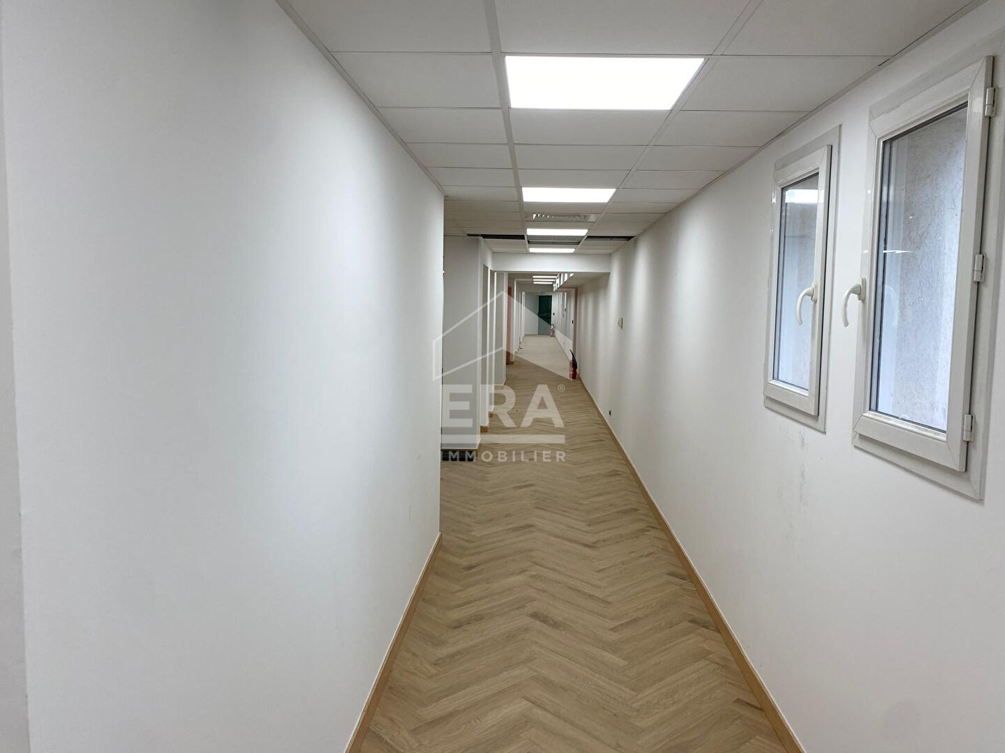 Photo A LOUER 84120 PERTUIS ZAC SAINT MARTIN LOCAL DE 50 A 300M² AVEC PARKING image 3/3