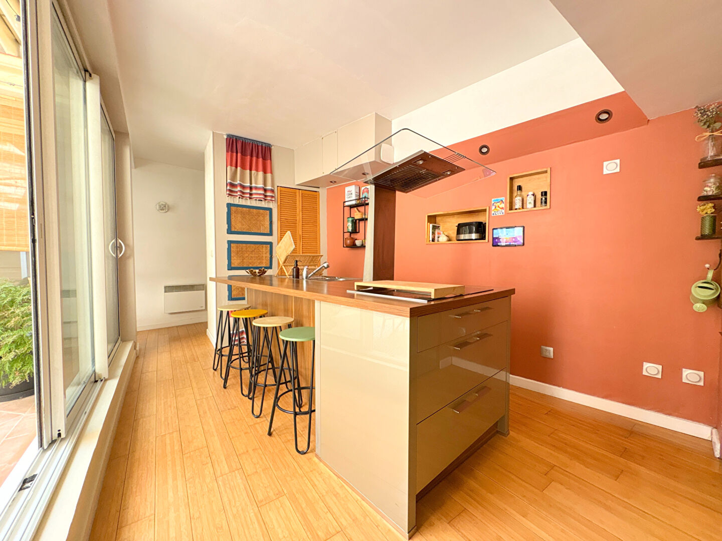 Photo A VENDRE EXCLUSIVITE 84120 PERTUIS APPARTEMENT DUPLEX TYPE 5 PIECES D'ENVIRON 140M² AVEC PATIO, TERRASSE, CAVE ET STATIONNEMENT image 6/6