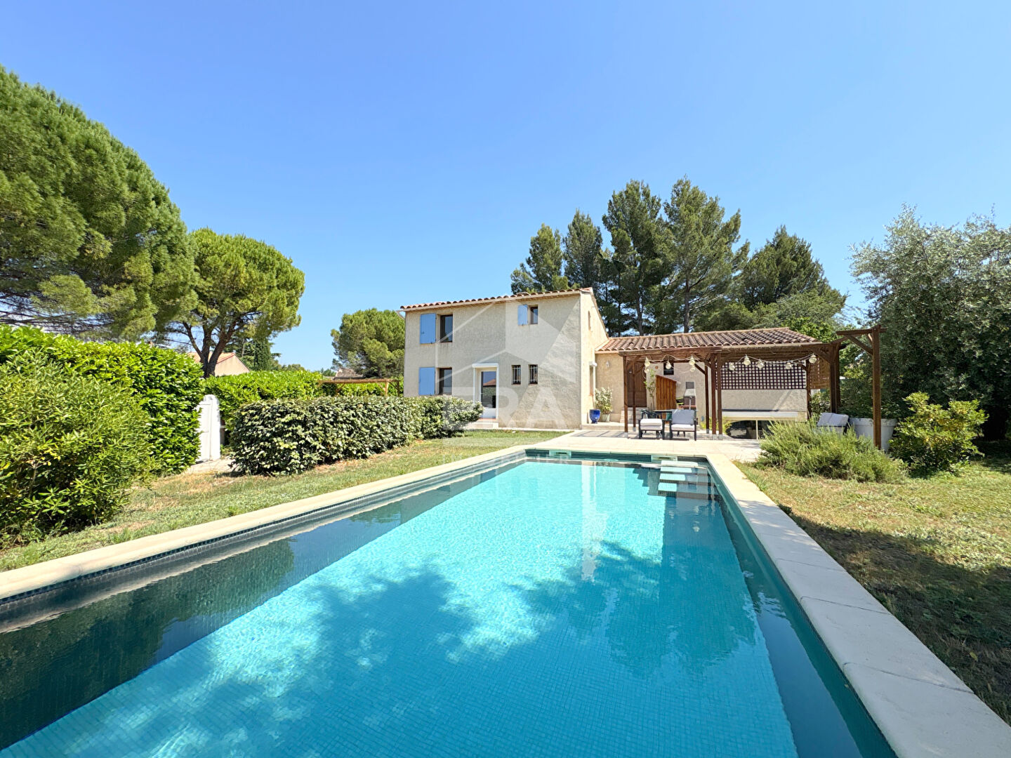 Photo A VENDRE 84120 PERTUIS MAISON TYPE 8 PIECES D'ENVIRON 190M² HABITABLE (235M² AU SOL) SUR 2 NIVEAUX AVEC JARDIN, CAVE ET PISCINE. image 2/6