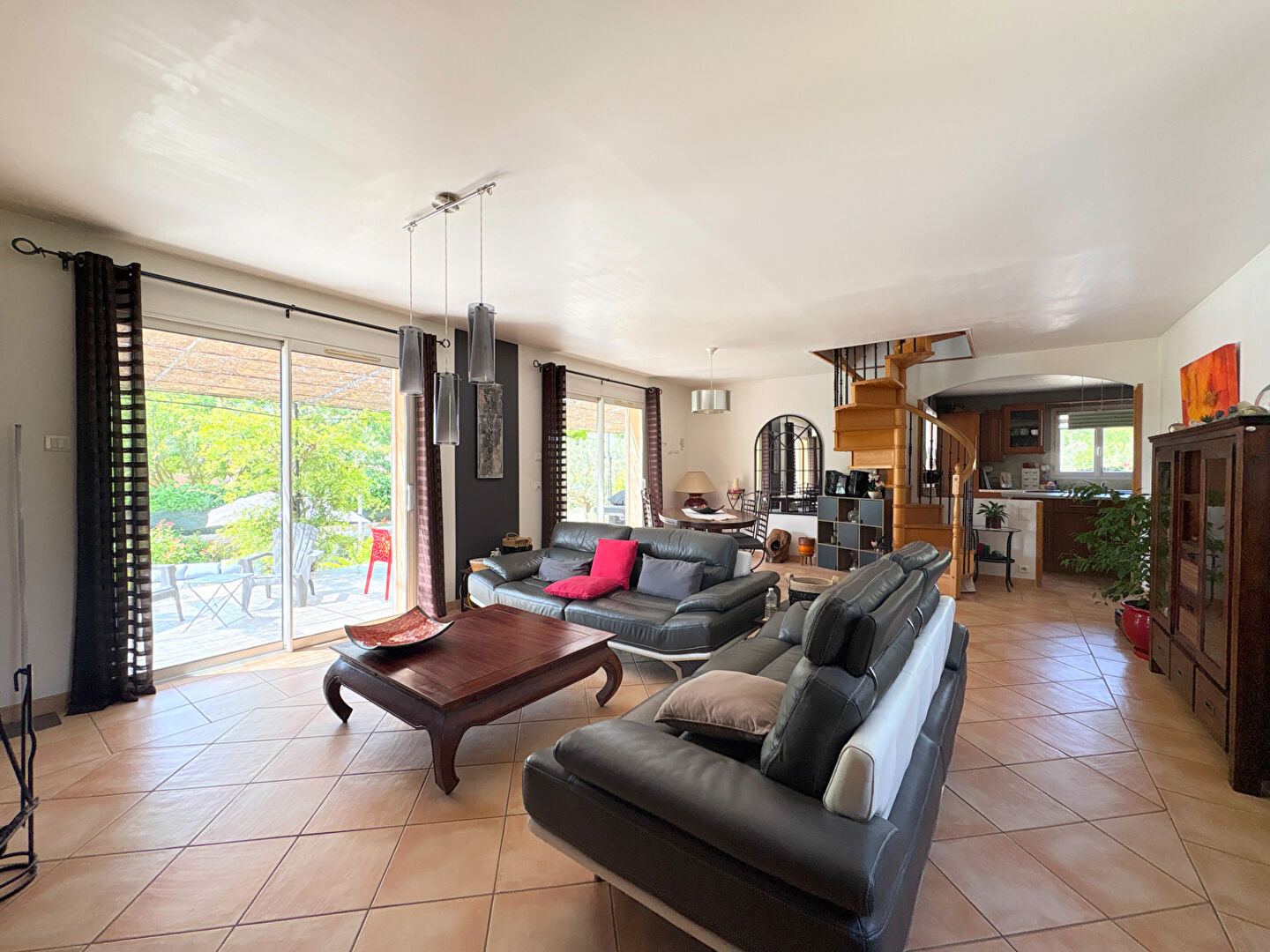 Photo A VENDRE 84120 PERTUIS MAISON TYPE 6 PIECES D'ENVIRON 167M² AVEC DOUBLE GARAGE, PISCINE ET JARDIN image 5/6