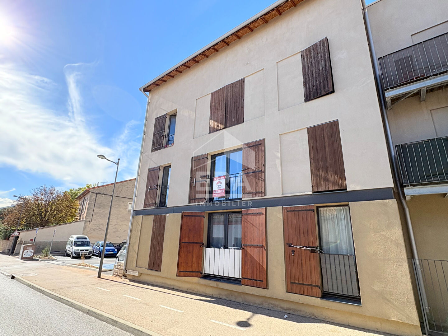 A LOUER PERTUIS 84120 PROCHE CENTRE VILLE APPARTEMENT MEUBLE TYPE 2 PIECES AVEC UNE PLACE DE STATIONNEMENT