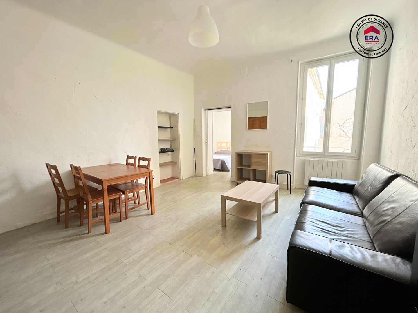 A LOUER PERTUIS 84120 PROCHE CENTRE VILLE APPARTEMENT MEUBLE TYPE 2 PIECES D'ENVIRON 32M²