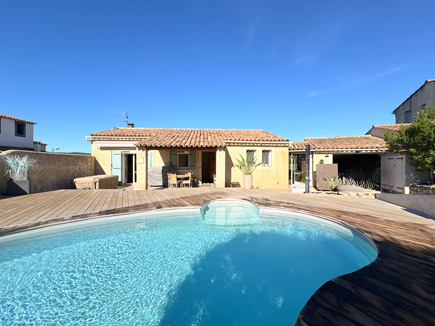 Photo A VENDRE EXCLUSIVITE 84120 PERTUIS MAISON PLAIN PIED TYPE 3 PIECES D'ENVIRON 81M² AVEC GARAGE, PISCINE, SPA CANADIEN ET JARDIN image 1/6