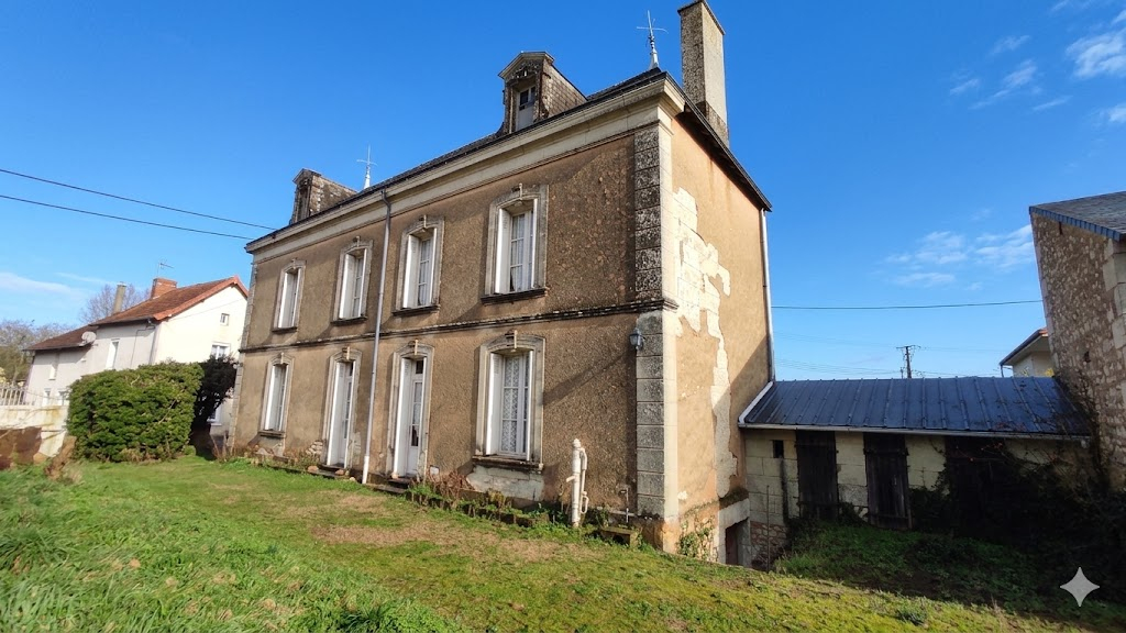 Maison ancienne à rénover de 131 m² avec grand terrain à Naintré - Réf 11901