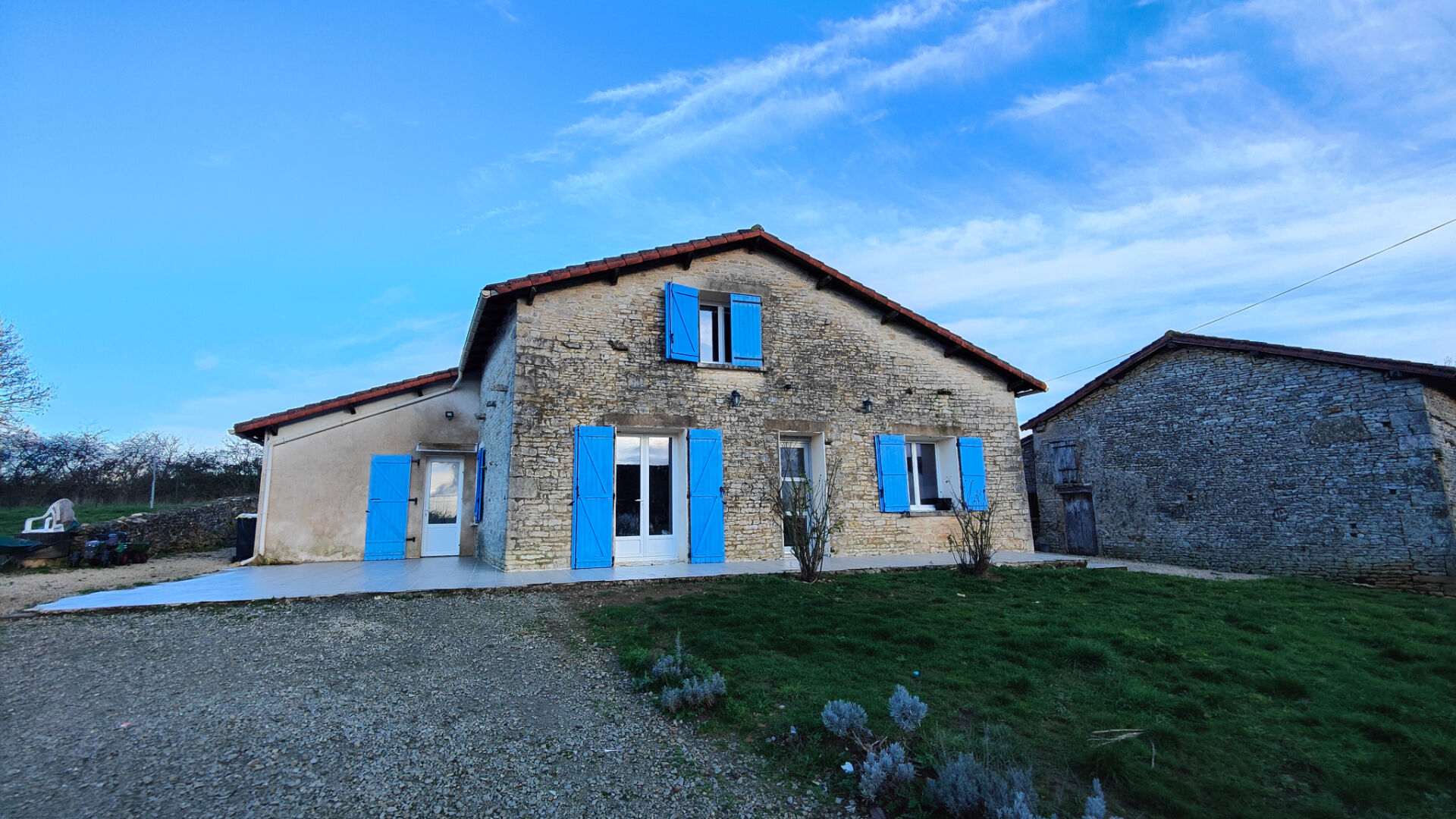 Photo Maison et dépendances Chatain image 1/6