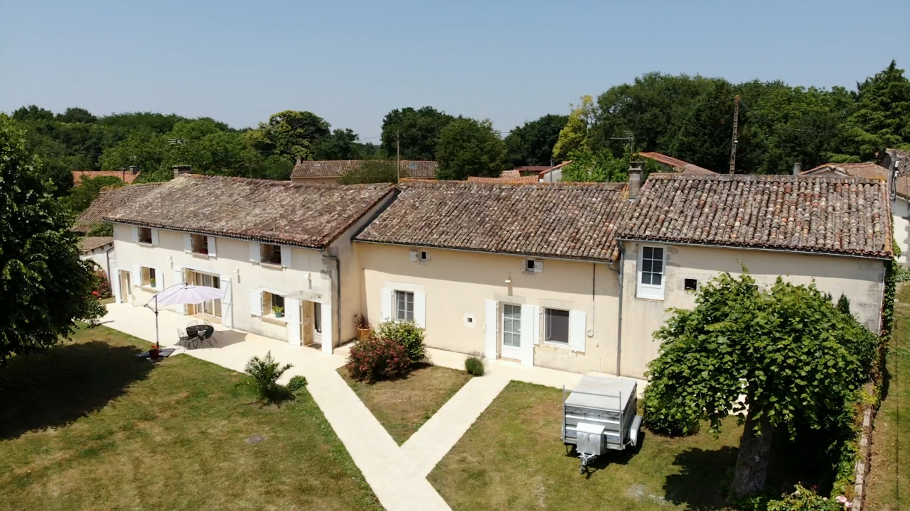Ancien corps de ferme Brux à proximité de Couhé