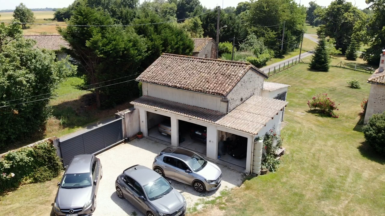Photo Ancien corps de ferme Brux à proximité de Couhé image 2/6