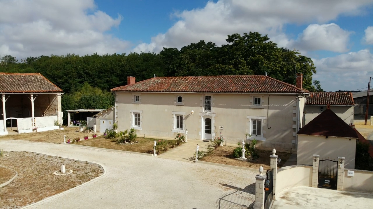 Propriété de charme 7 pièces  245 m² À deux pas de la Vallée des Singes de Romagne
