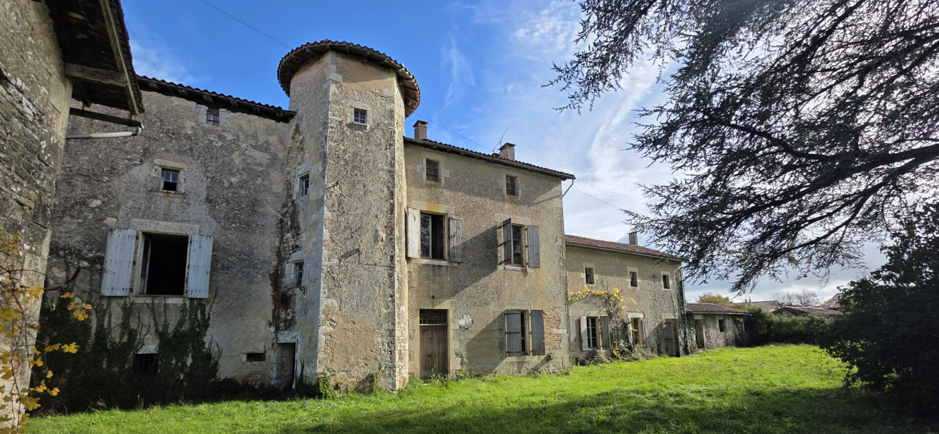 Ancien Prieuré du XIIe siècle à rénover ? Benest (Charente)