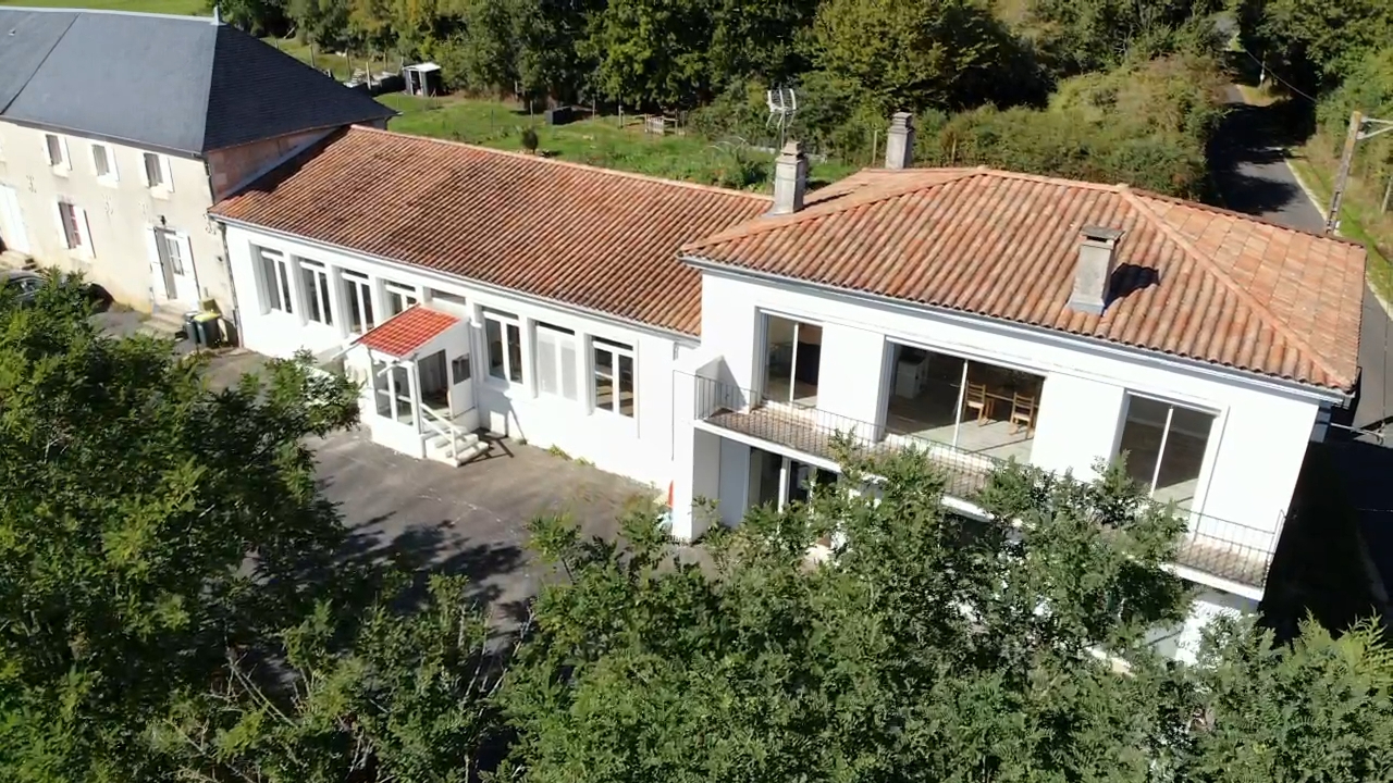 Ancienne école rénovée sur la commune de Genouillé entre Poitiers et Angoulême